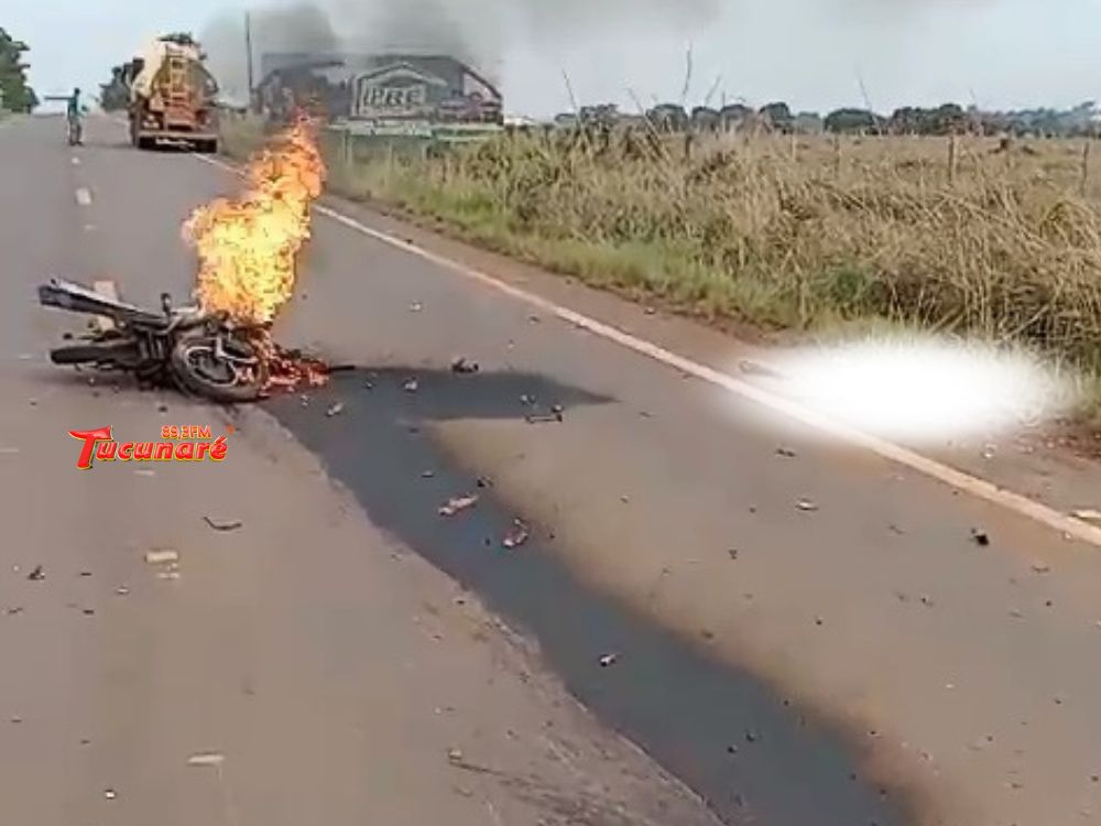 Motociclista De Ju Na Morre Ao Bater De Frente Caminh O De