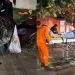 Motocicleta fica presa sob caminhonete após colisão no cruzamento na Rua Niterói com a Campo Grande em Juara
