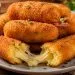 Croquete de mandioca recheado com queijo