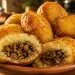 Bolinho de mandioca recheado com carne moída