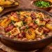 Feijão cremoso com banana-da-terra dourada, bacon crocante e queijo coalho